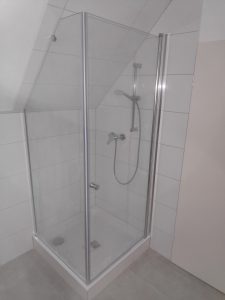 Duschabtrennung mit Schrägschnitt (Medium)